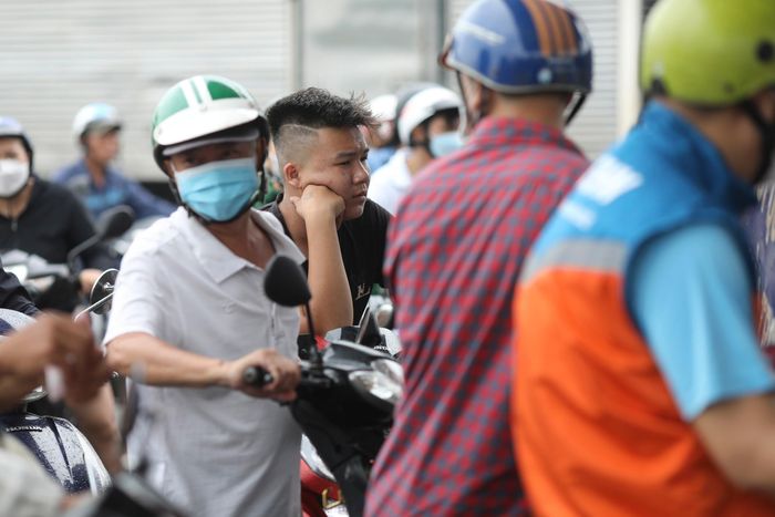  Người dân liên tục bức xúc khi đã đi hàng chục cây xăng mà vẫn chưa đổ được. 