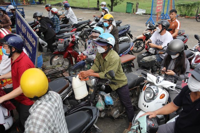  Thậm chí, nhiều người xe đã bị hết xăng từ đêm qua, phải dùng can, bình ra đổ mang về nhưng bị từ chối đổ đành ngậm ngùi ra về.