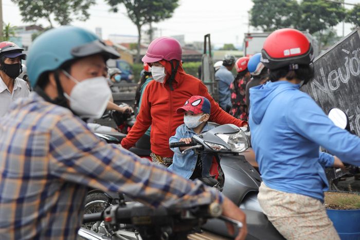  Trao đổi với Zing, chị Thảo (ngụ tại Hóc Môn) chia sẻ không kịp chở con đến trường . "Sáng nay tôi đi từ rất sớm để đổ xăng nhưng vẫn bị trễ giờ đưa con đi học vì các cây xăng xung quanh nhà đã không còn hoạt động. Nãy giờ tôi chờ gần 30 phút rồi mà vẫn chưa tới lượt đổ xăng", chị buồn phiền nói