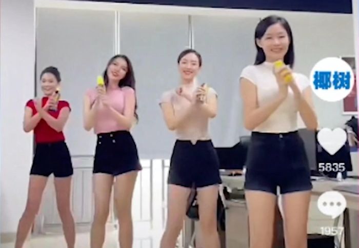 Dân mạng Trung Quốc đưa ra ý kiến trái chiều về livestream quảng cáo đồ uống. Ảnh: The Paper.