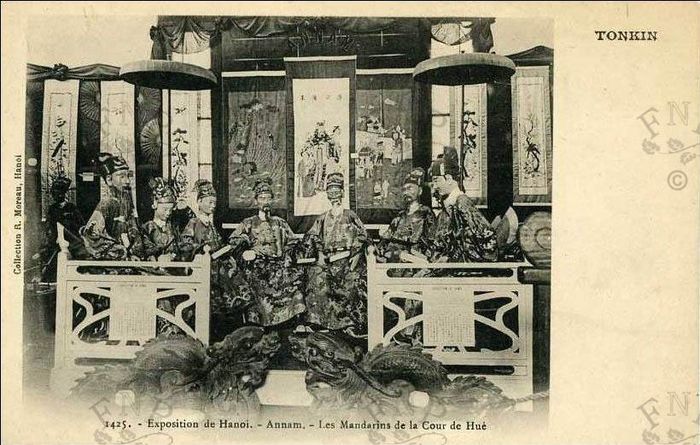 Gian hàng Trung kỳ, khung cảnh triều chính bằng các hình nhân