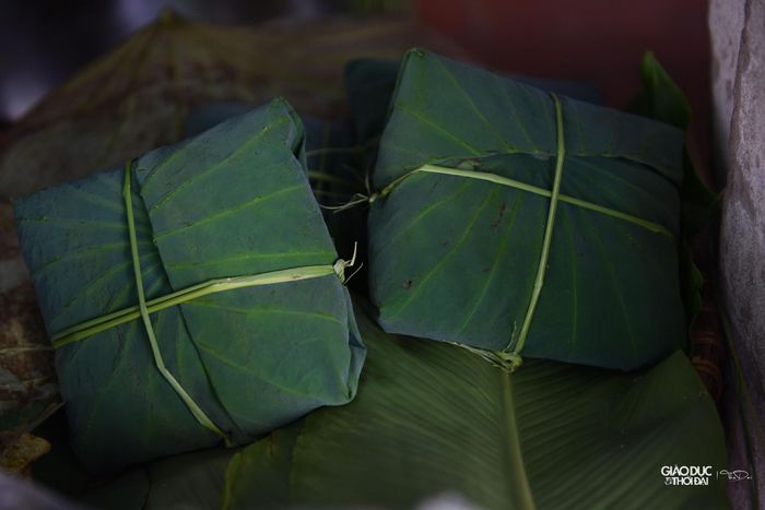 Những hạt cốm sau khi được hoàn thành sẽ được gói tỉ mỉ bằng lá sen để giữ hương vị, rồi buộc lại bằng những cọng rơm xanh bắt mắt.