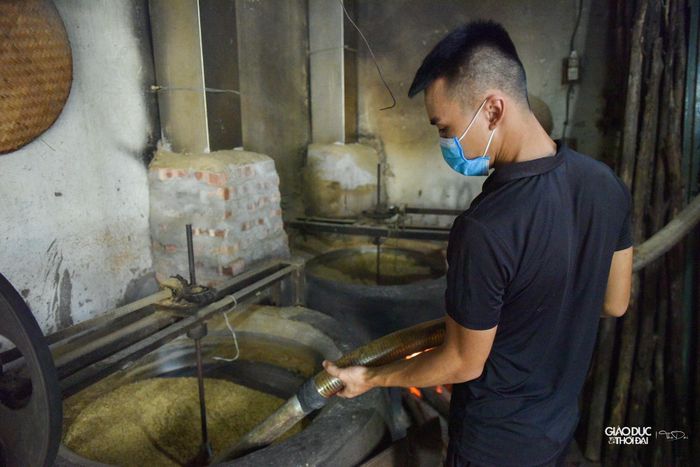 “Rang cốm là một nghệ thuật, rang phải dùng củi gỗ chứ không dùng than, như vậy cốm mới dậy mùi. Lúc bắt đầu rang thì phải để to lửa, khi cốm tái thì phải giảm lửa, bởi nếu lửa to quá sẽ bị cháy, còn lửa nhỏ quá cốm sẽ không đạt yêu cầu dẻo. Mỗi mẻ rang kéo dài khoảng hơn 2 tiếng". Anh Hòa chia sẻ.