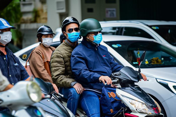 Hà Nội và các tỉnh miền Bắc đón đợt không khí lạnh đầu tiên trong năm, trời nổi gió to khiến người đi đường phải mặc áo khoác phao trùm kín ra đường.