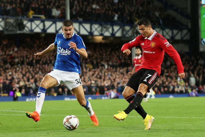 Ronaldo với cú sút ghi bàn thứ 700 cho các CLB chuyên nghiệp