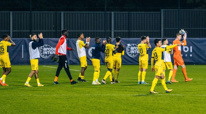 Sau trận hòa 2-2, Quang Hải cùng các đồng đội tiến về khán đài cảm ơn CĐV
