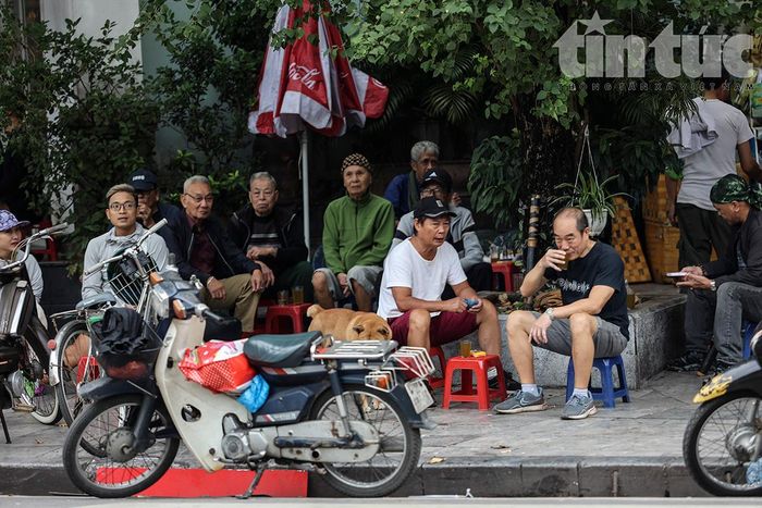 Cảnh sáng sớm ngồi bên cốc trà nóng, khiến nhiều người có cảm giác rất Hà Nội