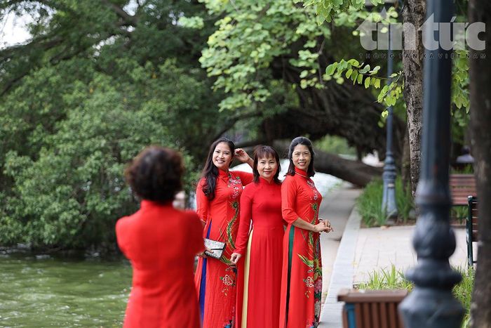 Đúng ngày Giải phóng Thủ đô, nhiều người dân tranh thủ ra đường chụp ảnh kỷ niệm.