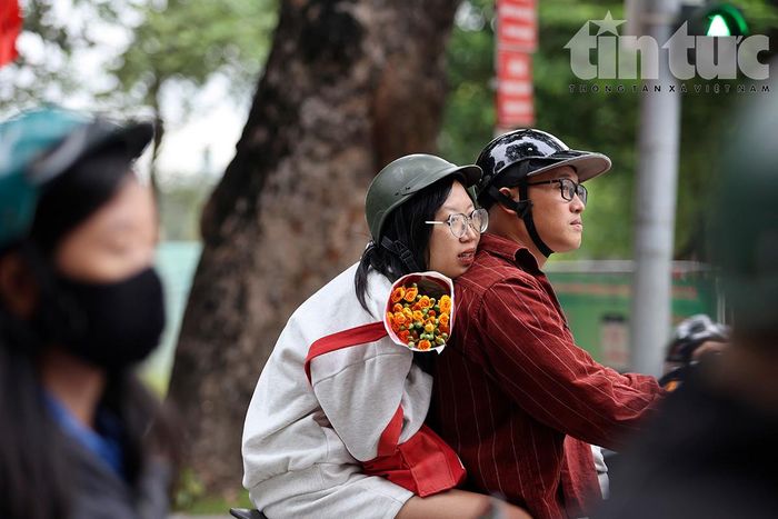 Gió lạnh ùa về cũng khiến cho Hà Nội trở nên thơ mộng và đẹp hơn.