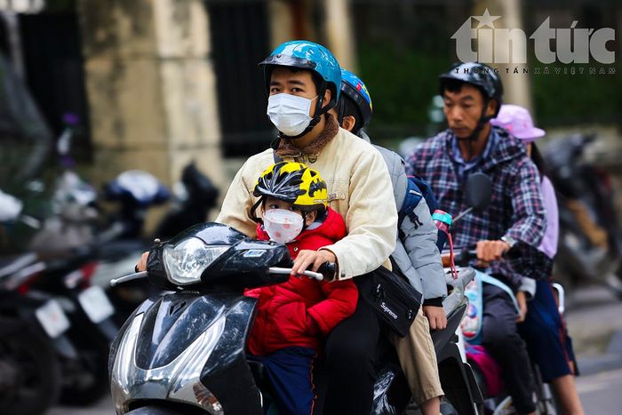 Những em nhỏ được người lớn trang bị đủ quần áo ấm để bảo vệ sức khỏe