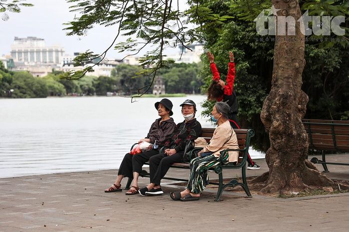 Các cụ bà khoác thêm chiếc áo mỏng, trong tiết trời Hà Nội chìm vào cuối mùa thu.