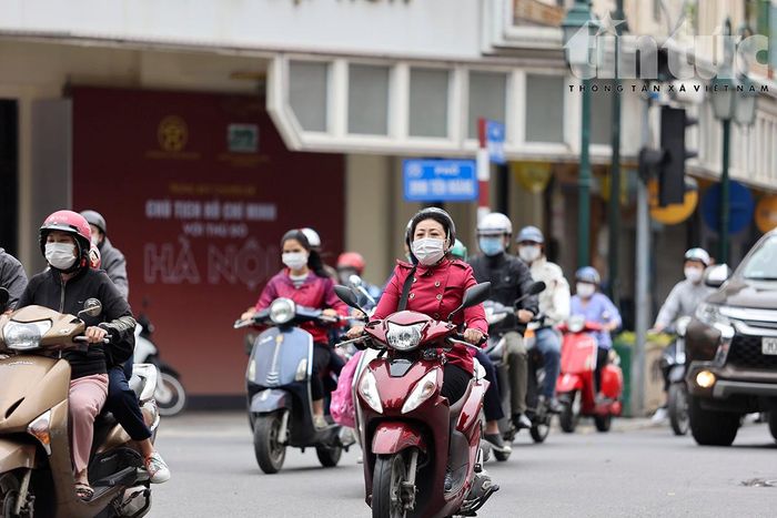 Người dân ra đường đều trang bị khăn ấm, áo khoác.