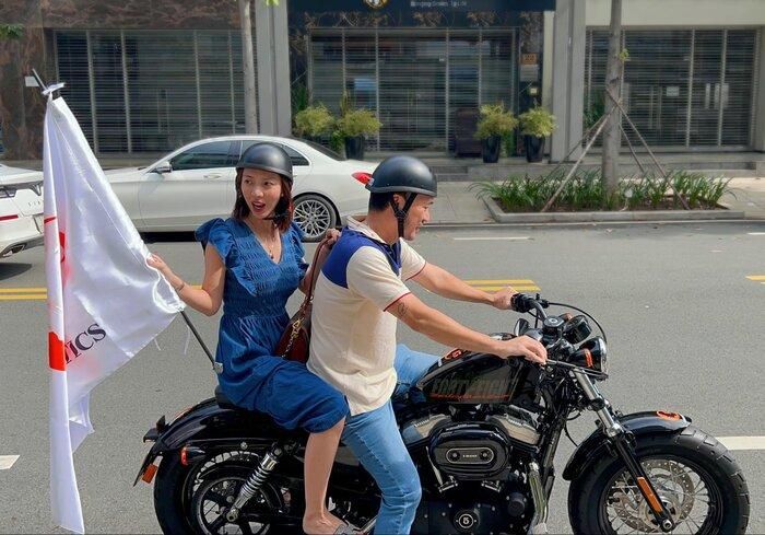 Thu Trang hài hước nói thêm chồng không được chở bất kì cô gái nào khác, chỉ được sử dụng xe để phụ giúp bà xã