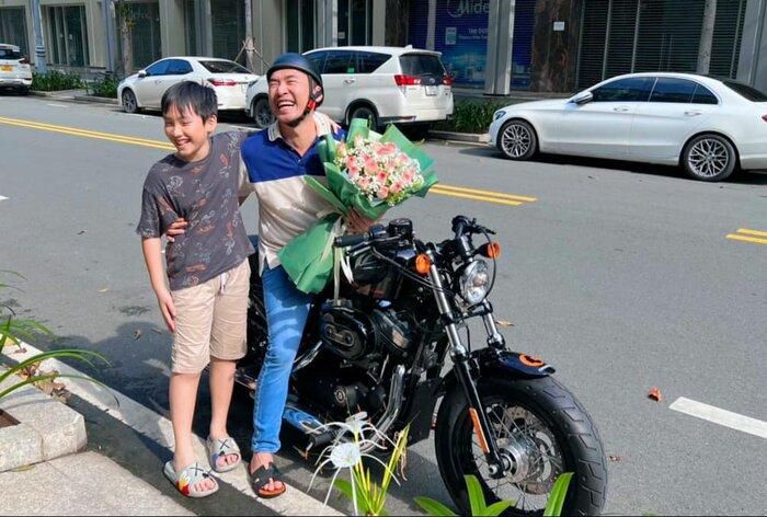 Tiến Luật không giấu khỏi sự hạnh phúc và nở nụ cười rạng rỡ khi nhận được món quà ý nghĩa từ Thu Trang