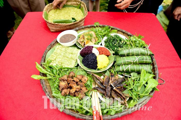 Mâm cỗ mang hương vị núi rừng được chính người dân trong xã Trung Hà làm nên.