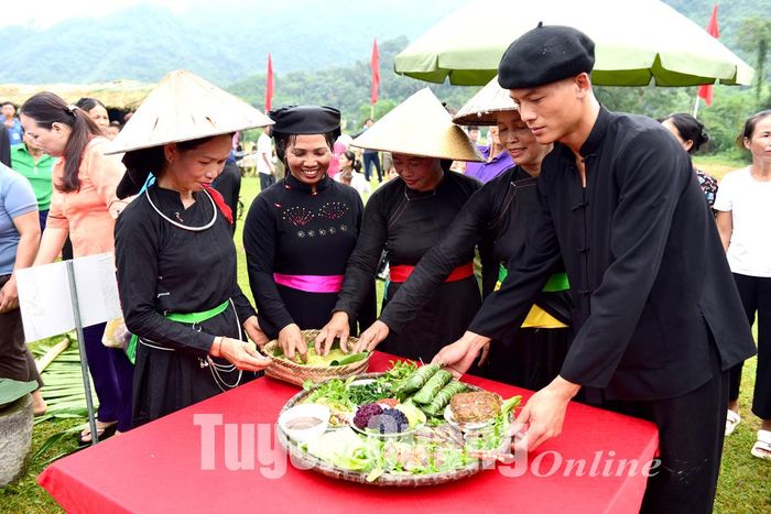 Trong khuôn khổ lễ hội đã diễn ra hoạt động thi trưng bày các mâm cỗ của các đội thi tham gia.