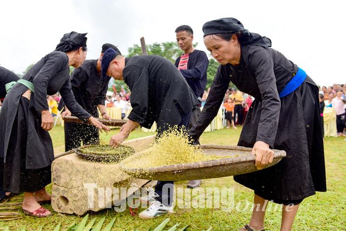Cốm sau khi được tách vỏ trấu được người dân sàng sảy.