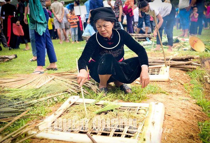 Cốm được hơ trên lửa để đảm bảo độ chín và dẻo.