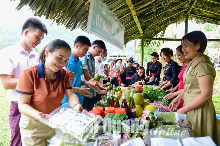 Sản phẩm cốm được người dân và khách du lịch chọn mua.