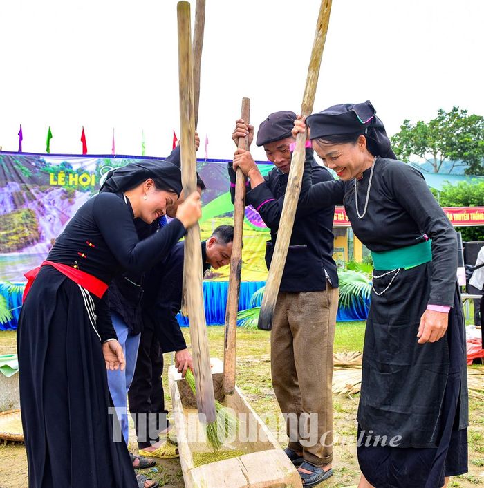 Cốm được cho vào cối và giã để tách trấu.
