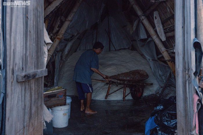 Dù cuộc sống lao động làm muối rất nhọc nhằn nhưng những diêm dân vẫn gắn bó với nghề, cần cù làm ra những hạt muối trắng tinh phục vụ người dân.