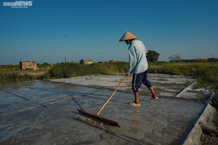 Ông Hào (một diêm dân ở đây) cho biết, hiện nhiều đồng muối ở Nam Định đang bước vào vụ thu hoạch, song bà con chưa tính được lời lãi bao nhiêu. Diêm dân lo những cơn mưa trái mùa trút xuống, vừa mất muối vừa phải tốn thêm chi phí cải tạo ruộng, sân để khôi phục sản xuất.