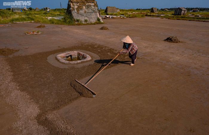 Những diêm dân bắt đầu công việc từ lúc 5h sáng. Việc đầu tiên họ làm là tạo ra các ô đất, sau đó đổ nước biển đã được lọc từ hôm trước lên các ô phơi cho kịp nắng lên. Công việc nghe thì đơn giản nhưng phải có kinh nghiệm mới có những mẻ muối khô trắng tinh. Nếu đổ quá nhiều, muối sẽ ngậm nước, không khô, không thể thu hoạch.