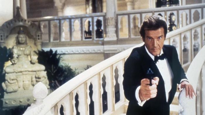 Roger Moore trong tập phim “A View To A Kill (Cảnh tượng chết chóc – 1985)