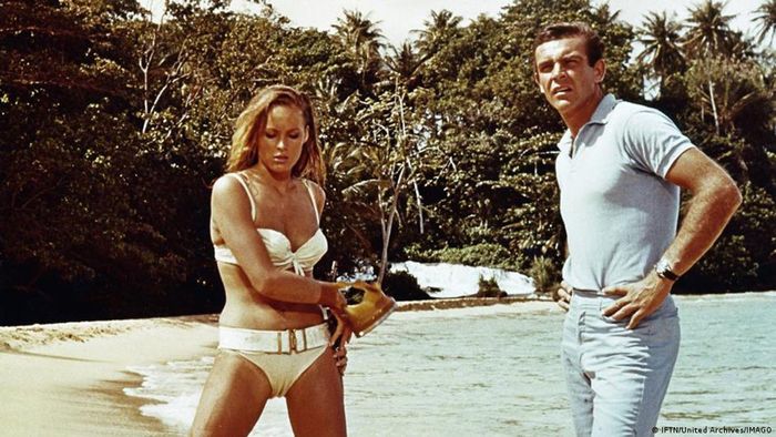 Bond girl thường được miêu tả là những cô gái tóc vàng mơ màng và ít nói