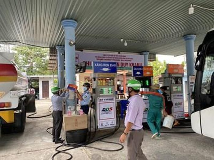 Lực lượng quản lý thị trường tỉnh Kiên Giang tăng cường giám sát hoạt động kinh doanh xăng dầu trên địa bàn. Ảnh: THANH TÙNG