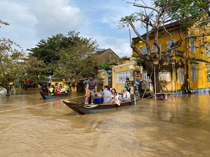 Tại khách sạn bị ngập sâu, du khách được đưa đến nơi an toàn 