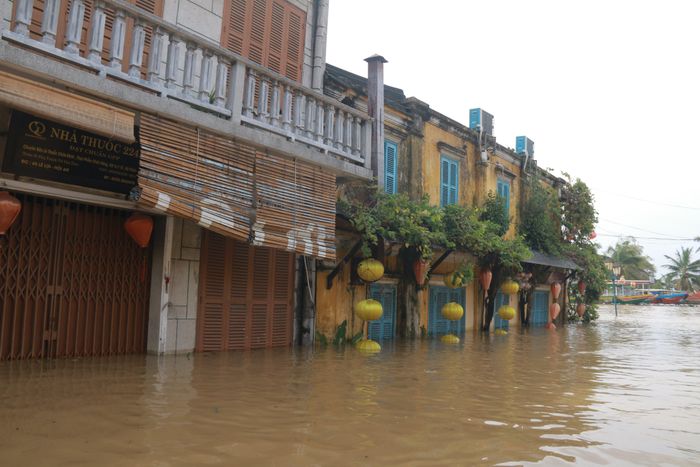 Những tuyến phố nằm sát bờ sông Hoài có lúc ngập gần 2m 