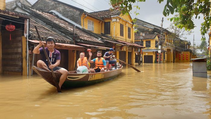 Người dân địa phương chèo thuyền đưa khách đi tham quan