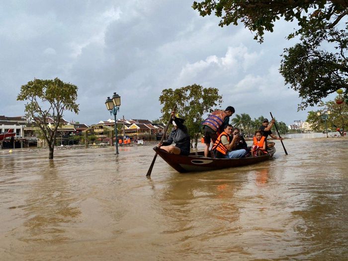 Nhiều du khách hào hứng trải nghiệm phố cổ vào mùa nước lũ