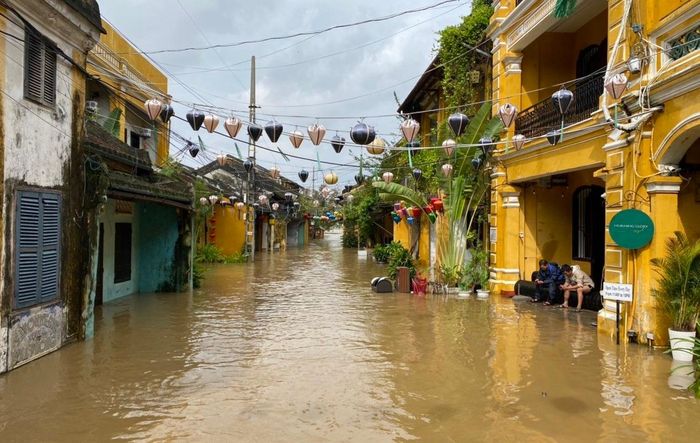 Đến 15 giờ ngày 11-10, mực nước đo được tại Hội An là 2,19m, trên báo động 3 là 0,19m