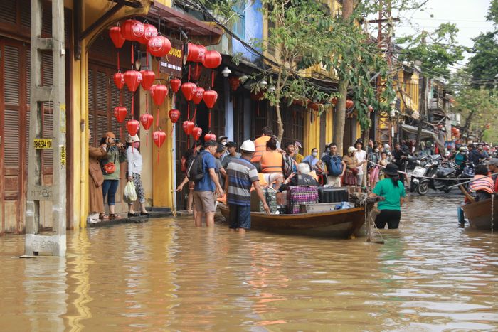 Những đoạn nguy hiểm, ngập sâu được chính quyền địa phương giăng dây, cấm người dân hiếu kỳ lội xuống