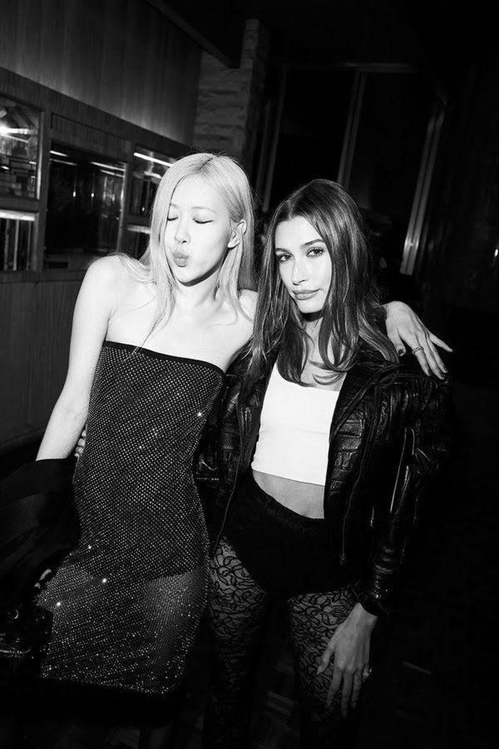 Bức ảnh Rosé và Hailey Baldwin hội ngộ tại bữa tiệc tiền Osacr 2022 đã làm MXH toàn cầu dậy sóng. 2 mỹ nhân đình đám mỗi người mang 1 vẻ đẹp khác nhau, tạo nên combo “gấp đôi visual” mãn nhãn ở chung khung hình. Phải công nhận rằng, Rosé không hề bị lép vế chút nào so với bà xã Justin Bieber, thậm chí còn tỏa sáng với làn da trắng sáng cùng khí chất riêng