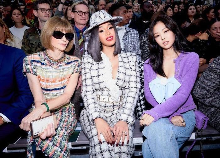 Khán giả không thể quên khung hình quy tụ Jennie, rapper đình đám Cardi B và Tổng Biên tập tạp chi Vogue Anna Wintour – người phụ nữ quyền lực nhất làng thời trang thế giới. Tuy sắc vóc của Jennie vẫn tỏa sáng nhưng trang phục của cô nàng lại không quá được lòng khán giả