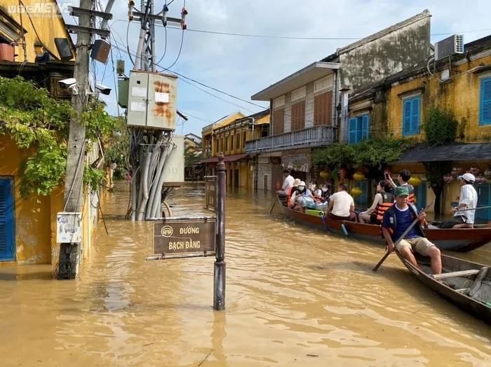 Người dân phải di chuyển bằng ghe thuyền do nước ngập sâu.