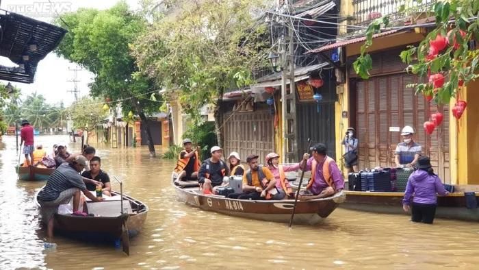 Thuyền bè tấp nập đưa rước khách tại khu vực giao nhau giữa đường Lê Lợi và Trần Phú.