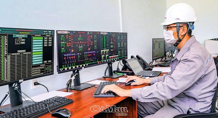 Kỹ sư vận hành hoạt động Nhà máy Ðiện gió Tân Thuận.