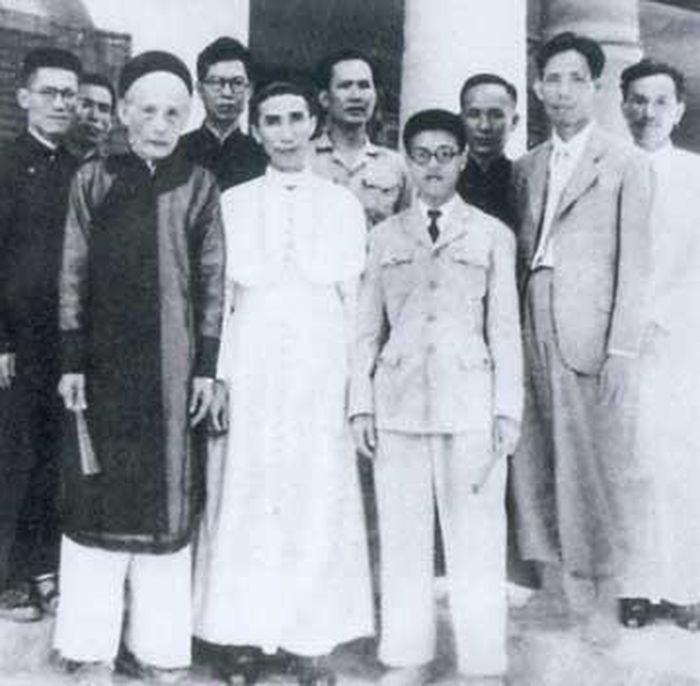 Ông Ngô Tử Hạ ngoài cùng bên trái