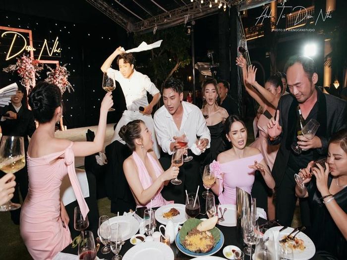 Loạt ảnh Trấn Thành "khi đi hết mình, khi về hết hồn" khiến fan thích thú. Ảnh: FBNV