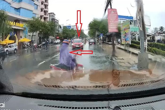 Ô tô lấn làn lao thẳng vào 2 xe ngược chiều, tài xế chậm trễ xuống xe ...
