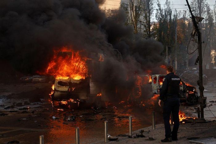 Ô tô bốc cháy sau cuộc tấn công tên lửa của Nga ở Kiev. Ảnh: Reuters