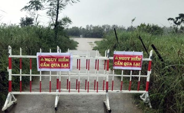 Nhiều tuyến đường trên địa bàn tỉnh Quảng Nam vẫn còn ngập sâu do mưa lũ bắt đầu từ đêm 9/10.