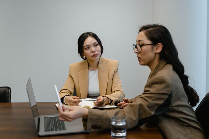 Sự xuất hiện của một nhân viên tồi có thể kéo cả nhóm đi xuống. Ảnh: Mart Pro/Pexels.