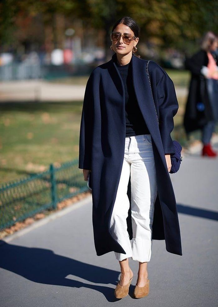  Xanh đậm dành cho những cô nàng sang trọng, nữ quyền. Ảnh: @astridchic_streetstyle. 