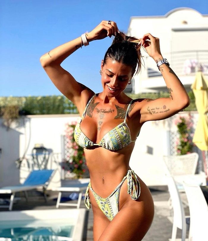  Độ nổi tiếng của Giuly không thua kém các WAGs trong giới bóng đá. Cô cũng sở hữu vẻ đẹp khỏe khoắn với làn da rám nắng, thân hình bốc lửa cũng những hình xăm ấn tượng. Mỹ nhân người Italy thường đăng tải những hình ảnh nóng bỏng trên trang cá nhân. 