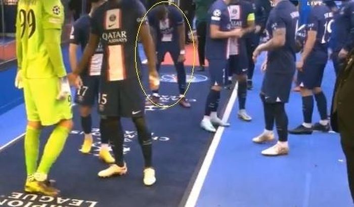  Mbappe (khoanh vàng) đứng tách khỏi đồng đội. 
